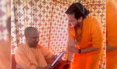 चित्रकूट : सीएम को उत्तराधिकारी ने भेंट की पुस्तक