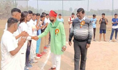 चित्रकूट : स्टेडियम में हुई बालीबाल और क्रिकेट प्रतियोगिता