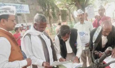 चित्रकूट : आप कार्यकर्ताओं ने घर-घर बांटे पर्चा