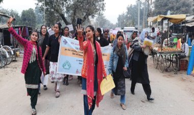 बांदाः युवतियों ने पर्चे बांटकर महिला हिंसा का किया विरोध