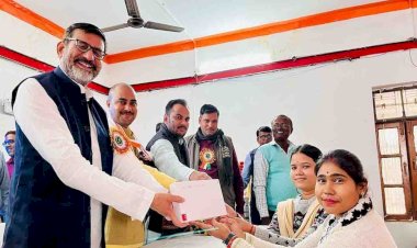 चित्रकूट : सांसद ने शिक्षकों को बांटे टैबलेट