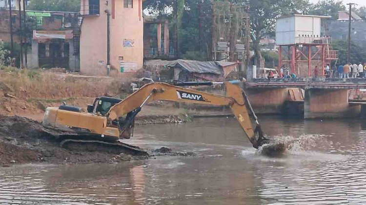 चित्रकूट : 50 मीटर नदी की बढ़ाई गई गहराई और निकाला गया मलबा