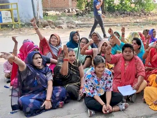 छतरपुरः महिलाओं को शराब बेचने वाली कहने पर, कांग्रेस प्रत्याशी के खिलाफ महिलाओं का फूटा गुस्सा