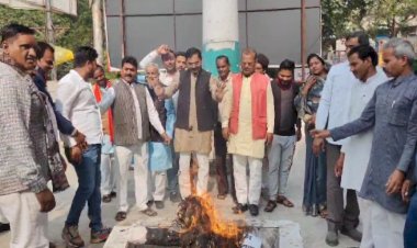 कांग्रेस के राज्यसभा सांसद धीरज साहू के खिलाफ भाजपाइयों ने खोला मोर्चा, फूंका पुतला