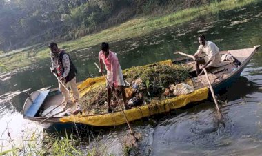 नाव और श्रमिक लगाकर कराई नदी की सफाई