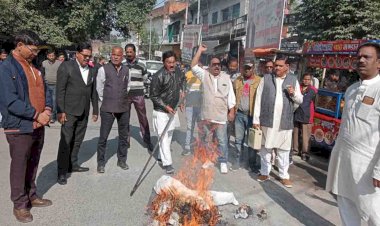 राज्य निर्माण का समर्थन न करने पर बुनिमो ने बुन्देलखण्ड क्षेत्र के 8 सांसदों के पुतले फूंकें