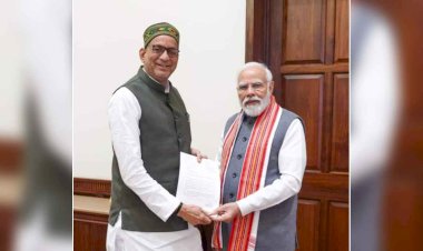 चित्रकूट : पीएम से मिले सांसद, धर्मनगरी के विकास को सौपा पत्र