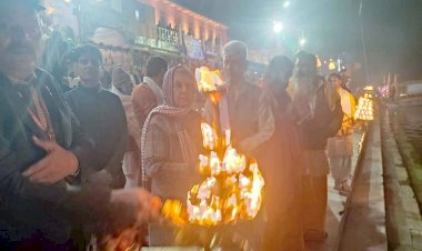 चित्रकूट : पूजा अर्चना कर उतारी मां मंदाकिनी की आरती