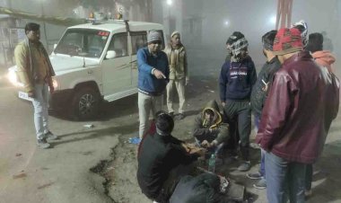 जालौन : शीतलहर के चलते अपर जिलाधिकारी ने देर रात्रि बांटे कंबल