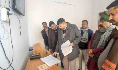 चित्रकूट : डीएम ने ईवीएम, वीवी पैट वेयर हाउस का किया निरीक्षण