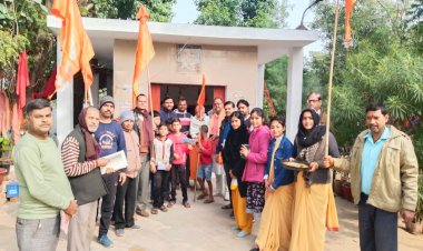 अयोध्या से आए हुए अक्षत, राम मंदिर का चित्र व पत्रक घर घर पहुंचाने का सिलसिला जारी