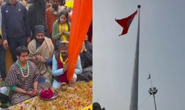 बांदा के एक भक्त परिवार द्वारा समर्पित,111 फीट ऊंचा भगवा ध्वज बागेश्वरधाम में लगा