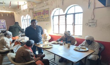 दिव्य प्रेम सेवा मिशन ने स्थापना दिवस पर वृद्धजनों को कराया भोजन