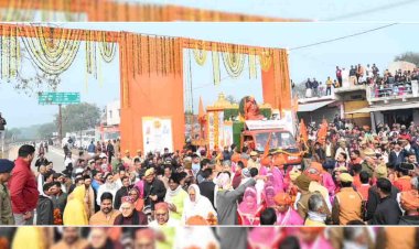 चित्रकूट : श्रीराम चरण पादुका देखने को उमड़े श्रद्धालु