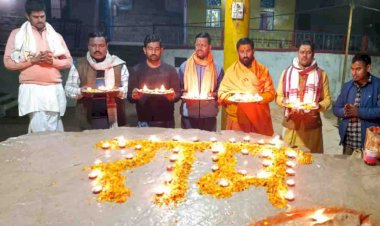 चित्रकूट : दीपदान और संकीर्तन के बीच लगाए गए जयकारे