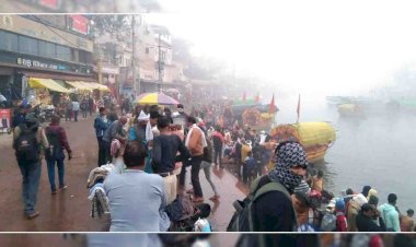 चित्रकूट : भगवान कामदनाथ के दर्शन कर लगाई कामदगिरि की परिक्रमा