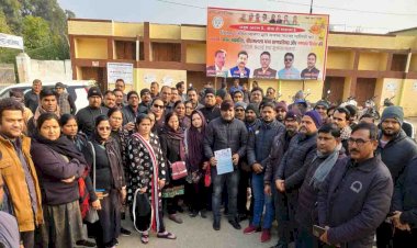 बाँदा : लगभग साढ़े चार हजार शिक्षकों ने काले कपड़े पहन कर आज मनाया ब्लैक डे