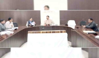 डीएम ने निर्माण कार्यो की समीक्षा कर दिए निर्देश