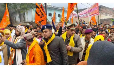 भव्य शोभायात्रा निकाली, सम्मानित हुए कारसेवक