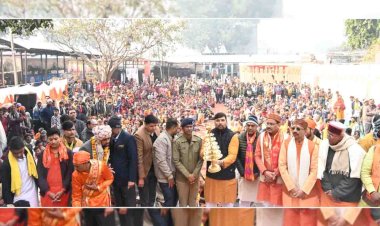 डीएम-एसपी ने मां मंदाकिनी व कामदगिरि पर्वत की आरती पूजा की