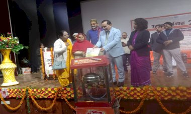उत्तर प्रदेश स्थापना दिवस पर लगी विभिन्न विभागों की प्रदर्शनी, लाभार्थियों को बांटे गए प्रशस्ति पत्र