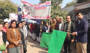 हरी झंडी दिखाकर जागरूकता रैली को किया रवाना