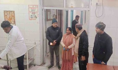 सड़क पर तड़पते युवक की विधायक की पत्नी ने बचाई जान