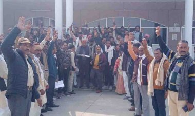 लामबंद प्रधानों ने प्रदर्शन कर डीएम को सौपा ज्ञापन