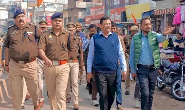 जालौन : डीएम व एसपी ने मतदान स्थल का किया निरीक्षण