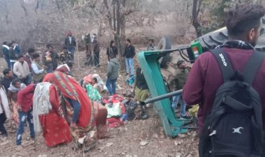 छतरपुर: श्रद्धालुओं से भरी ट्रैक्टर-ट्राली अनियंत्रित होकर पलटी, तीन की मौत 