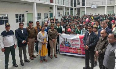 झाँसी : परिवहन विभाग, यातायात विभाग एवं पुलिस विभाग के अधिकारियों ने विद्यालय के बच्चों को दी महत्वपूर्ण जानकारियां