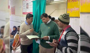 डीएम ने जिला अस्पताल का किया औचक निरीक्षण