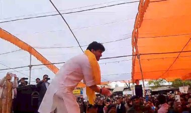 शिवपुरी : बुंदेली लोकगीत पर मंच पर थिरकने लगे ज्योतिरादित्य सिंधिया, वीडियो वायरल