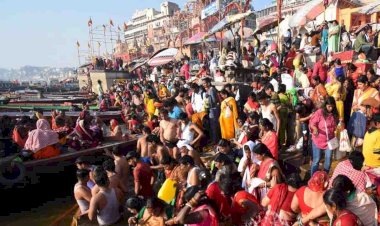 मौनी अमावस्या पर वाराणसी में लाखों श्रद्धालुओं ने लगाई गंगा में पुण्य की डुबकी, किया दान पुण्य