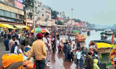 श्रद्धालुओ ने मंदाकिनी में डुबकी लगा कामदगिरि की लगाई परिक्रमा