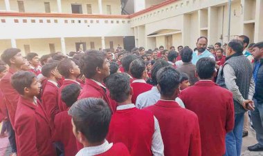 छात्रों से संवाद कर विकास कार्यों पर की चर्चा