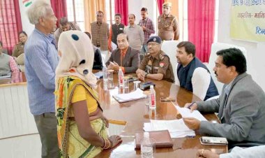 डीएम-एसपी ने संपूर्ण समाधान दिवस में सुनी समस्याएं