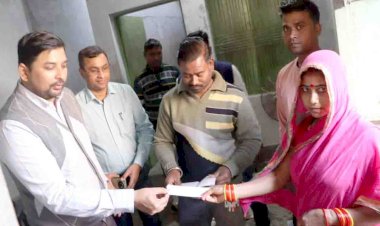 नई तकनीकि से खाद्यान्न वितरण की डीएम ने देखी व्यवस्था