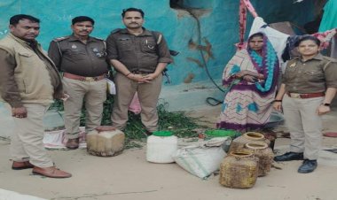 अपने घर में नकली शराब बनाकर बेचती थी ये महिला, 40 लीटर शराब के साथ पकड़ी गई