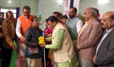 दिव्यांग छात्र-छात्राओं को बांटे उपकरण