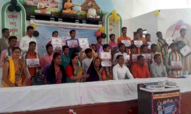 दमोह : बच्चों को संगठन द्वारा पाठ्य सामग्री वितरण