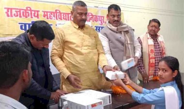 182 छात्र-छात्राओं को बांटे स्मार्ट फोन