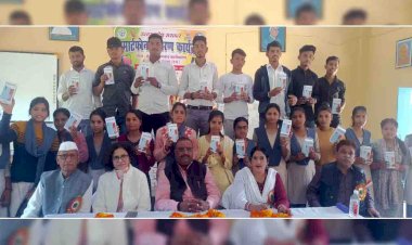 छात्र-छात्राओं को वितरित किए स्मार्ट फोन