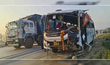अयोध्या जा रही दर्शनार्थियाें की टूरिस्ट बस को ट्रक ने मारी टक्कर, एक की मौत