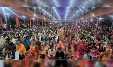 रामलीला, लट्ठमार और फूलों की होली देखने उमड़े दर्शक