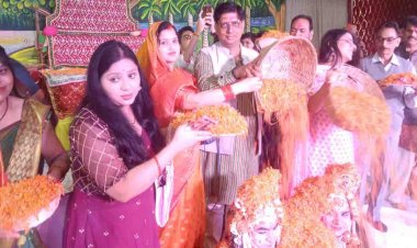 मेला के समापन समारोह में खेली गई ब्रज की फूलों की होली