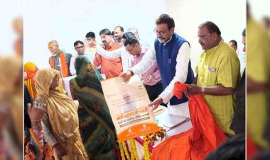 सांसद ने लाभार्थियों को बांटे बैग, संगोष्ठी संपन्न