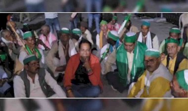 किसानों के साथ जमीन पर बैठे पुलिस व प्रशासनिक अधिकारी