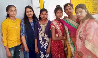 छात्रों को उपहार देकर की विदाई