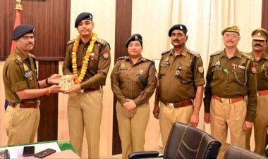 स्थानांतरण होने पर सीओ हर्ष पाण्डेय को एसपी ने दी विदाई